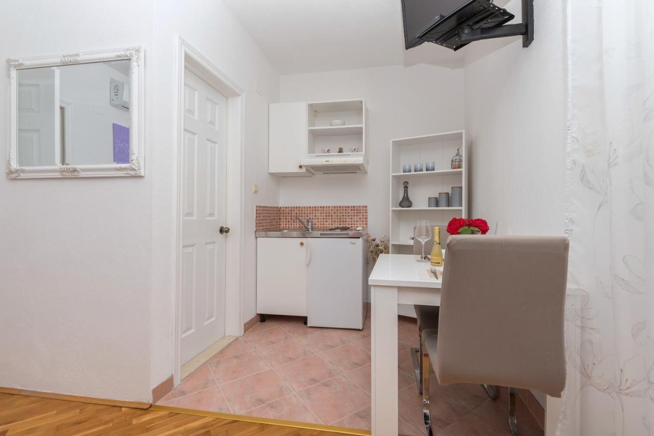 Skiljini Dvori - Studio-Apartman 1 マカルスカ エクステリア 写真